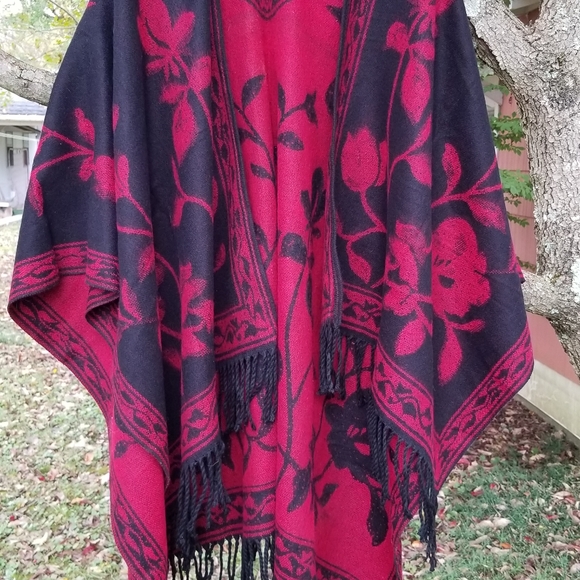 NEW WOMAN'S WRAP/TRUE RED AND BLACK/REVERSIBLE - Picture 3 of 5